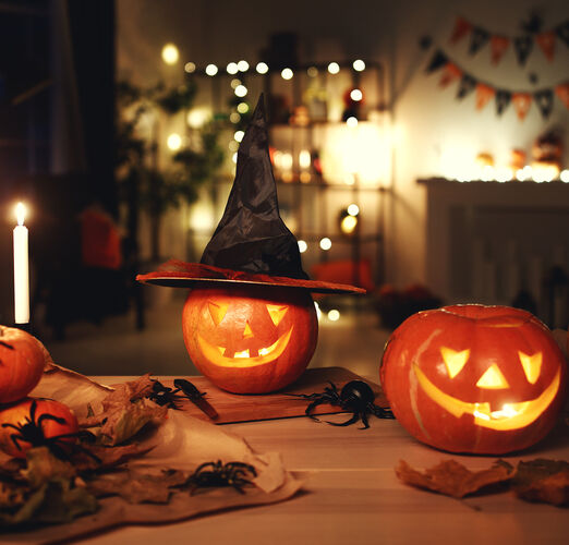 Dark,Interior,Of,The,House,Decorated,For,Halloween,Pumpkins,,Webs